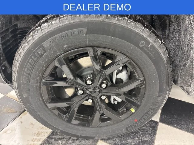 New 2026 Diamond Black Crystal Pearl-Coat Exterior Paint Jeep Altitude image 5