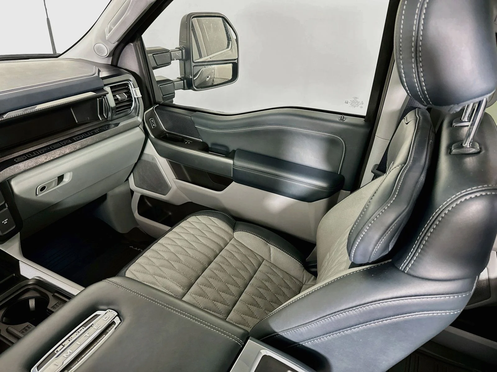 Used 2023 Black Ford Limited image 26