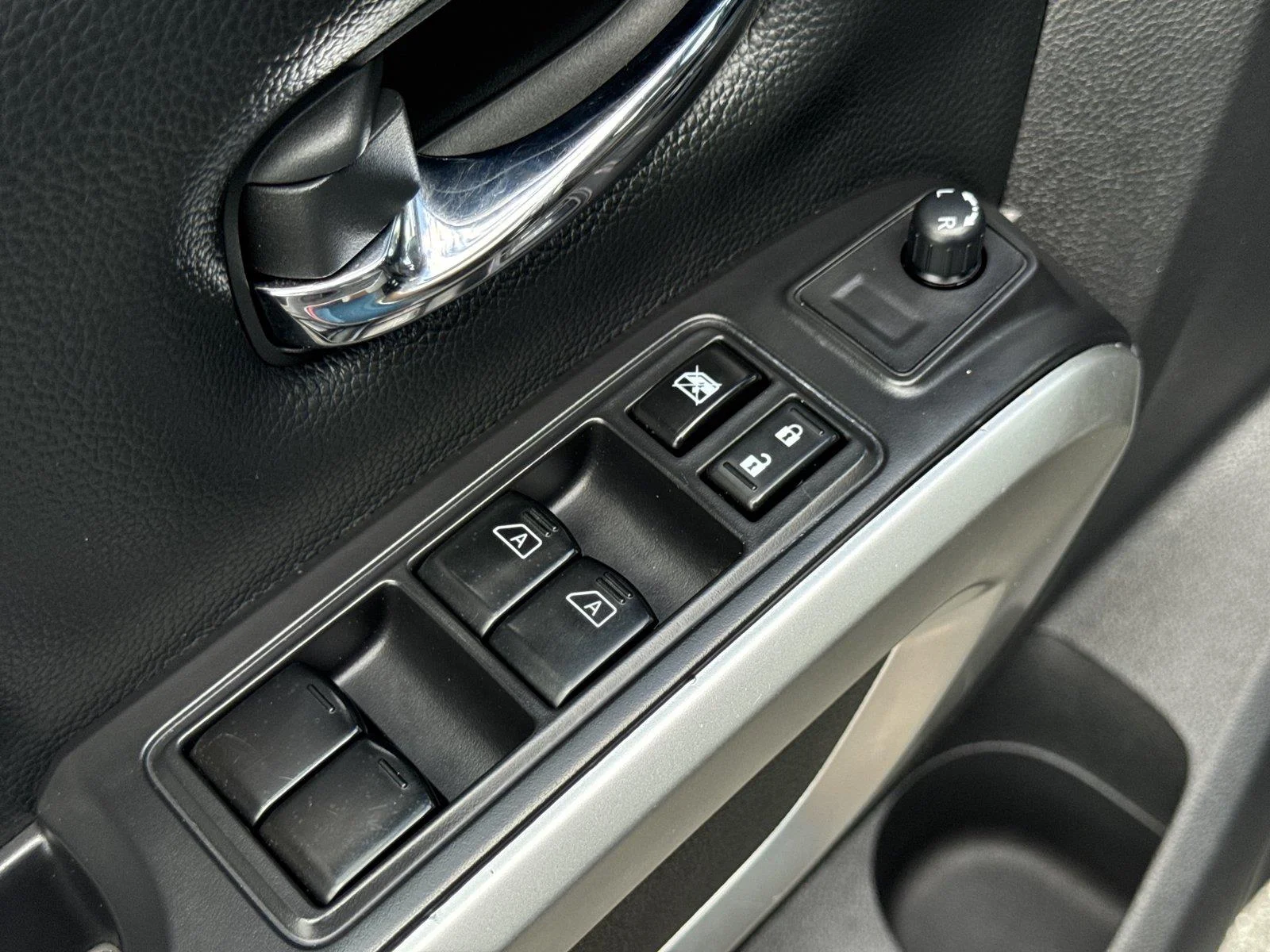 Used 2022 Super Black Nissan SV image 17