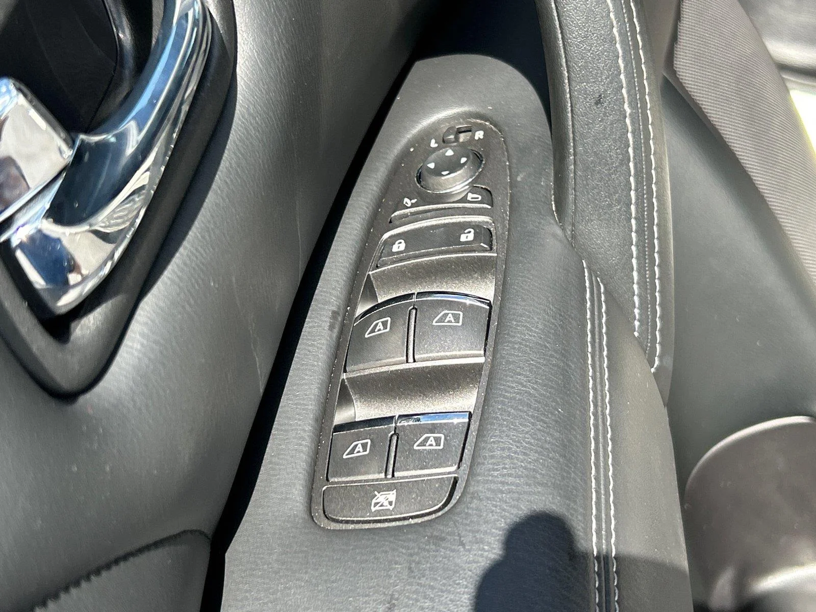 Used 2015 Majestic White INFINITI 4WD image 18