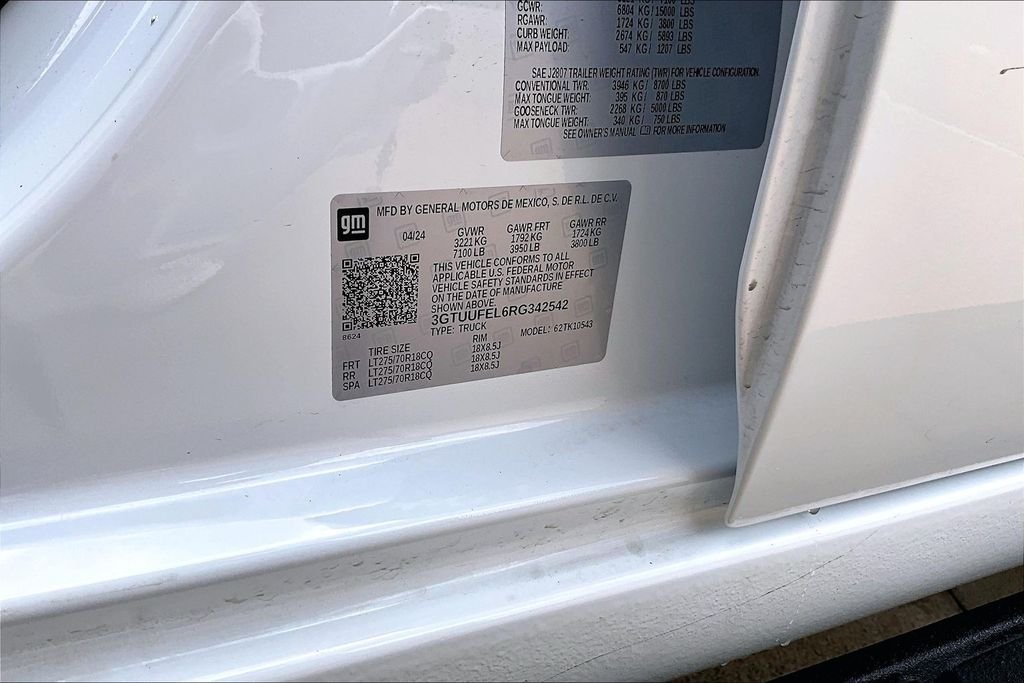 Used 2024 White GMC AT4X image 35