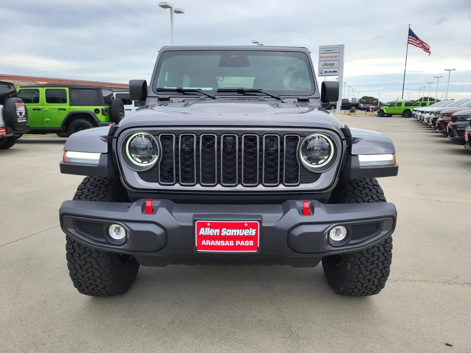 New 2026 Granite Crystal Metallic Clear-Coat Exterior Paint Jeep Rubicon image 8