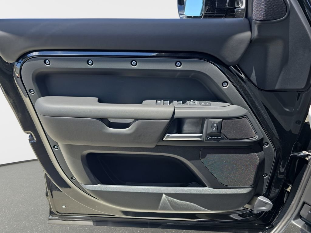 New 2026 Santorini Black Land Rover S image 28