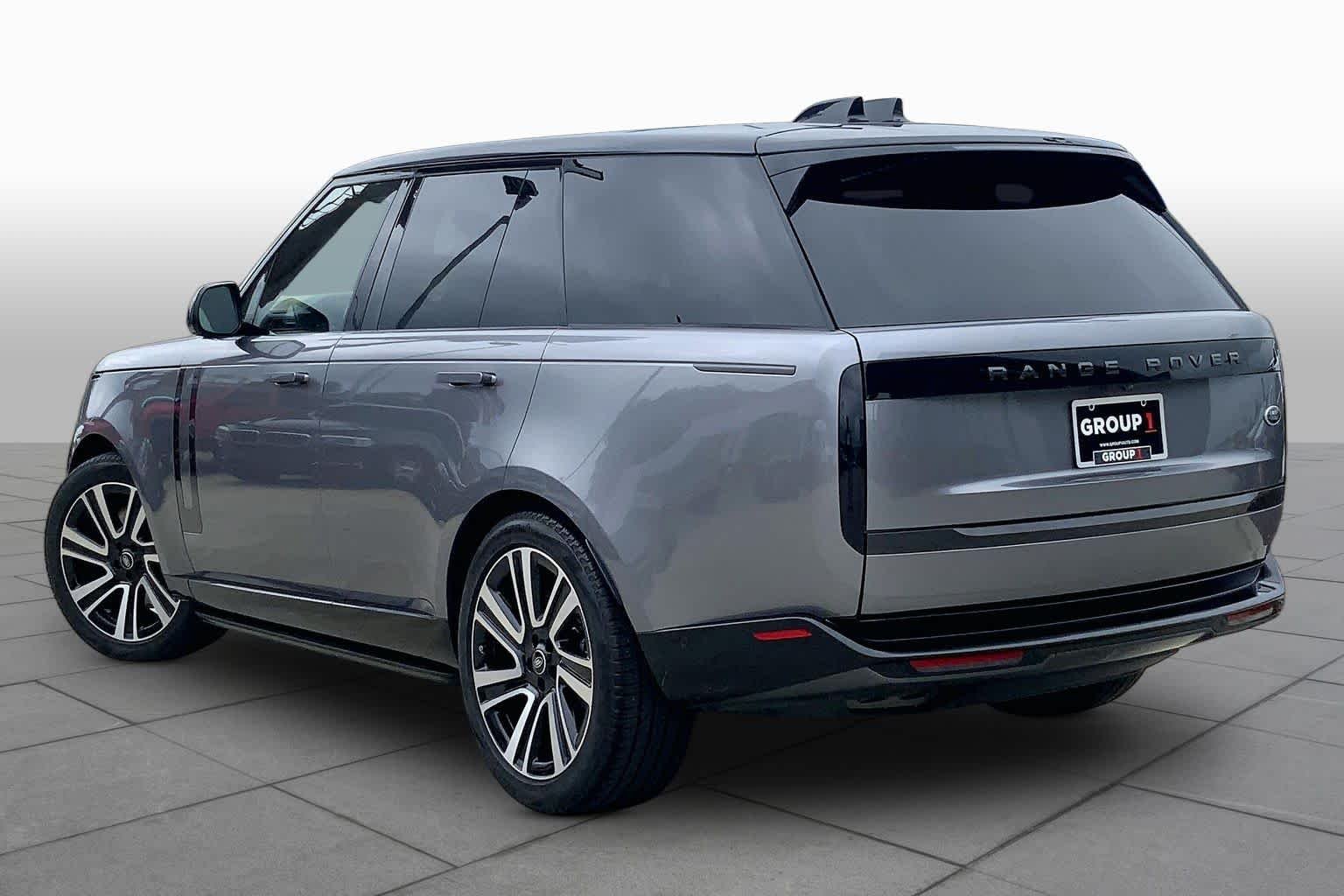 Used 2023 Eiger Grey Metallic Land Rover SE image 11