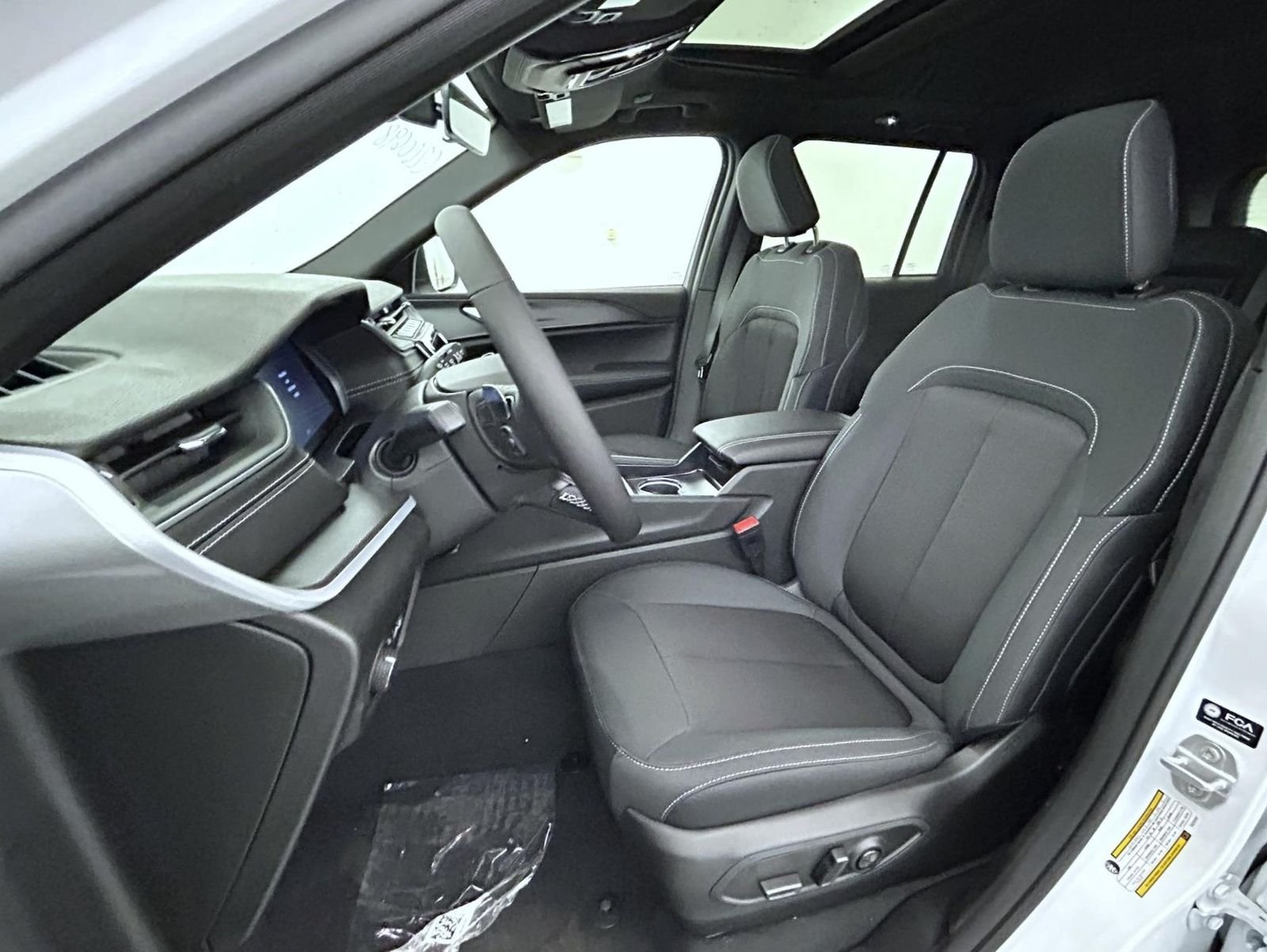 New 2026 Bright White Clear-Coat Exterior Paint Jeep Laredo X image 10