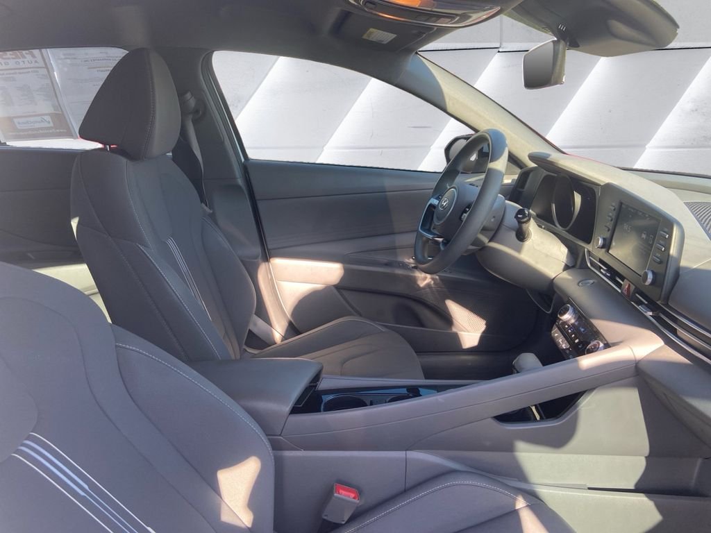 Used 2023 White Hyundai Blue image 12