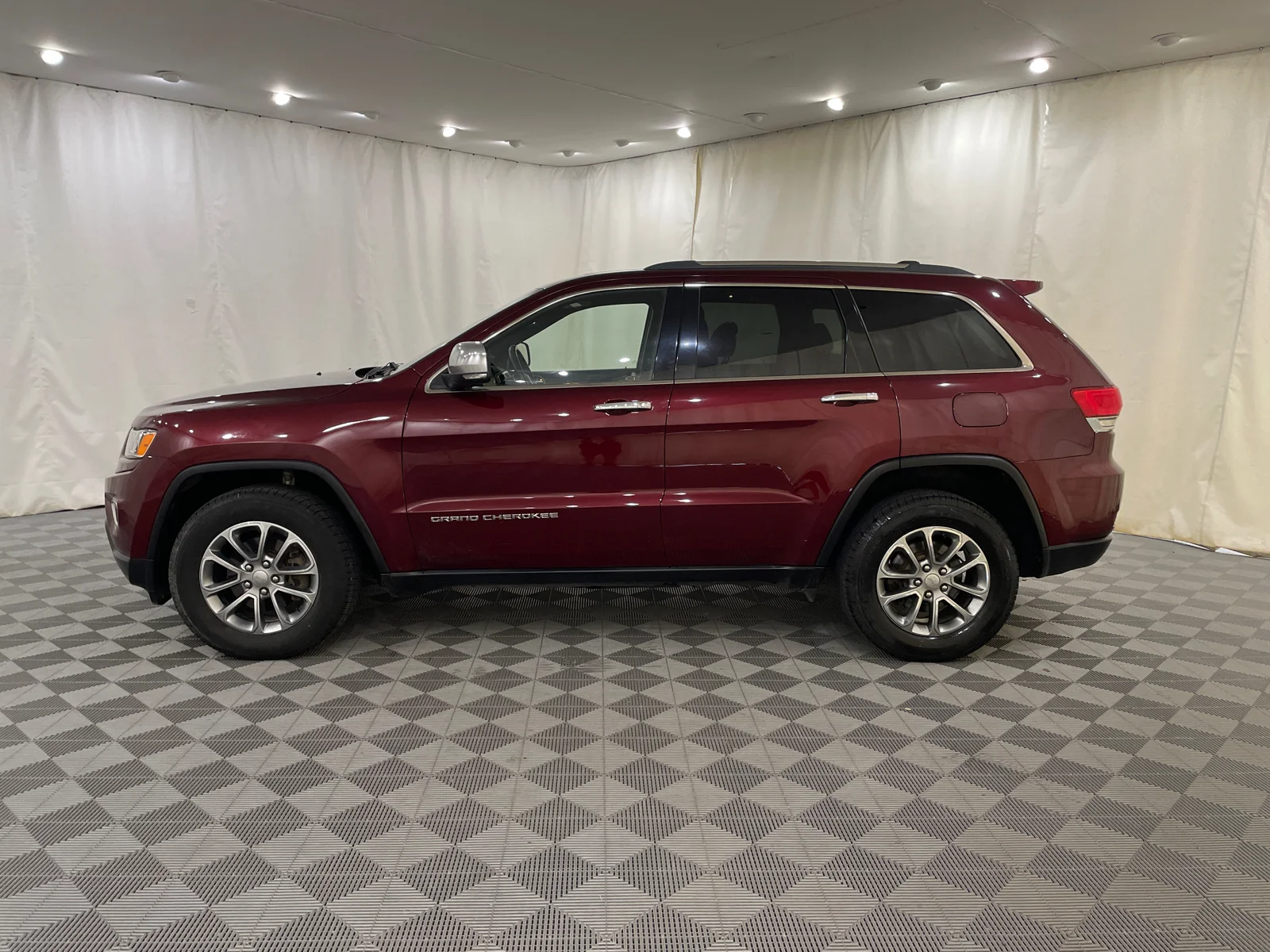 Used 2016 Velvet Red Pearlcoat Jeep Limited image 10
