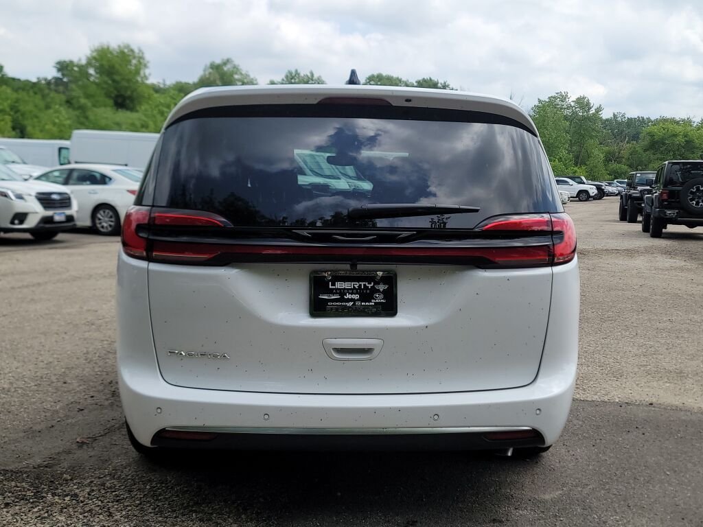 New 2027 Bright White Clear-Coat Exterior Paint Chrysler Select image 13