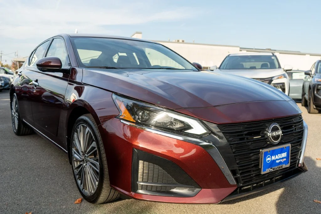 Used 2023 Red Nissan 2.5 SL image 4