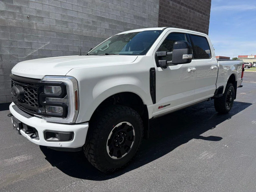Used 2025 Oxford White Ford LARIAT 4WD CREW CAB 6.75 BOX image 4