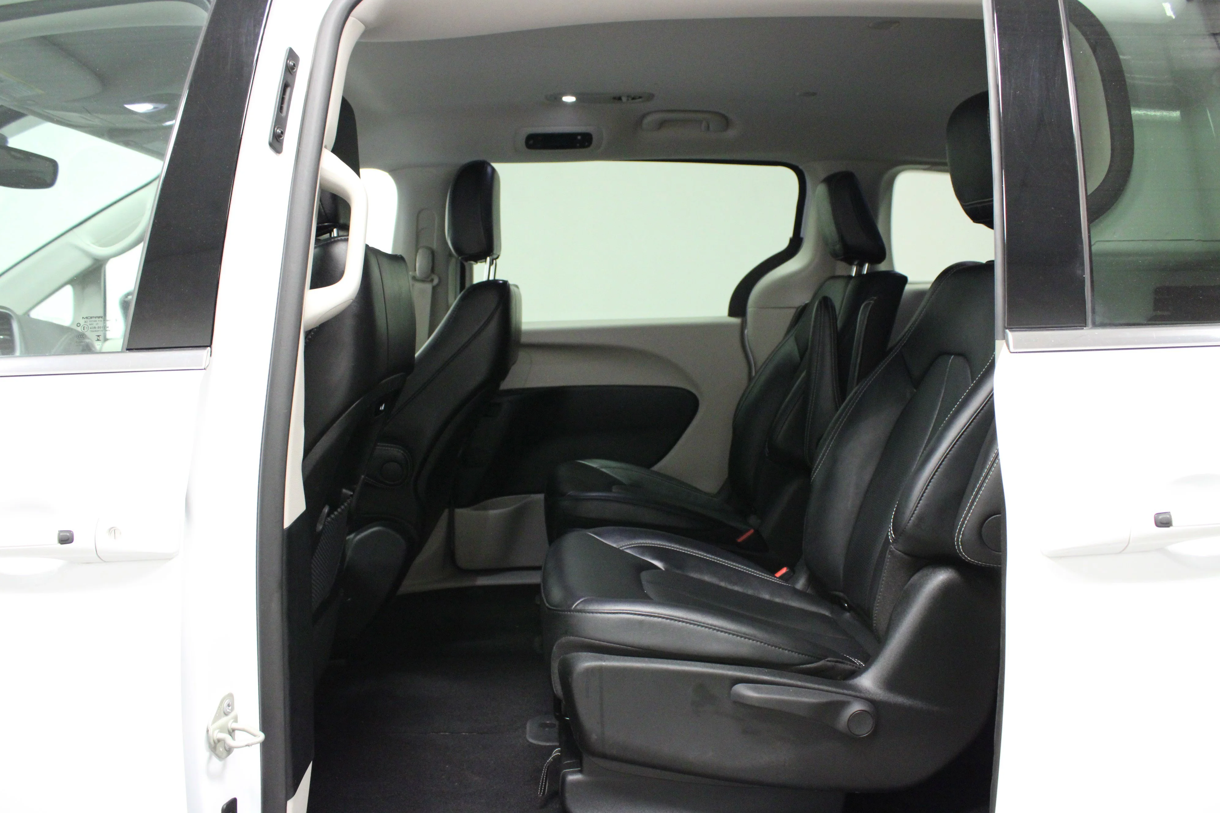 Used 2024 Bright White Clearcoat Chrysler Select image 13