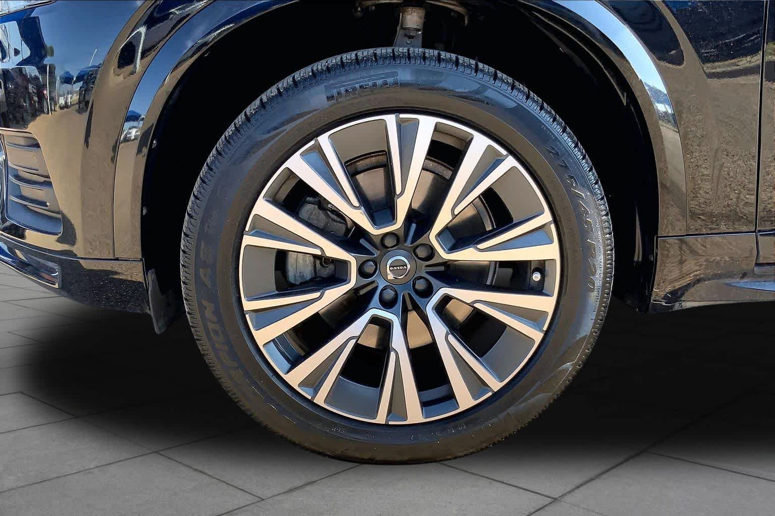 Used 2020 Onyx Black Metallic Volvo Momentum image 11