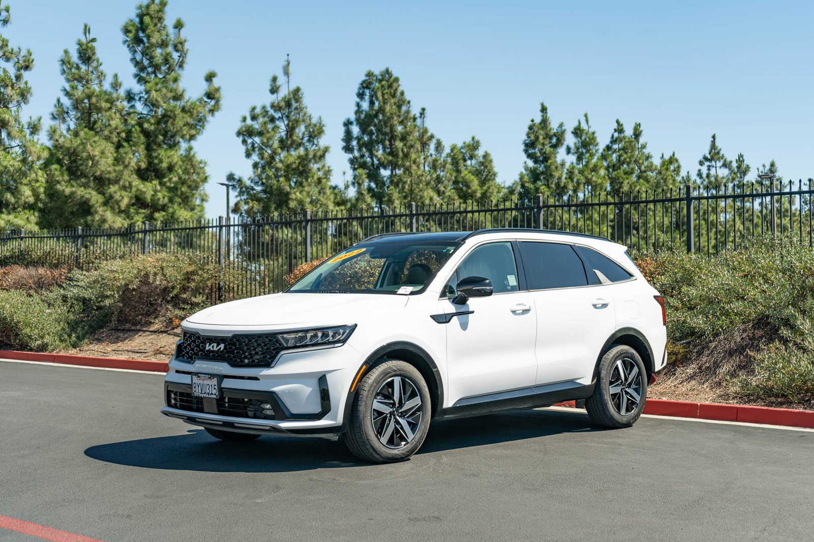 Used 2022 White Pearl Kia EX image 3