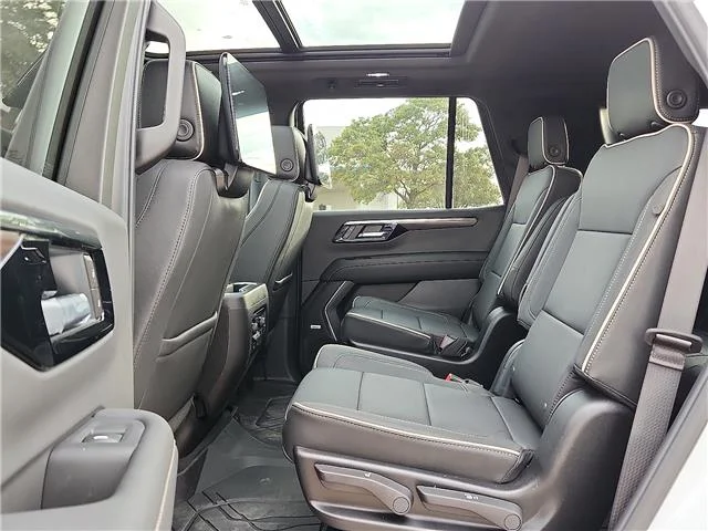 New 2027 G4J Polar White Chevrolet Premier 4x4 image 10