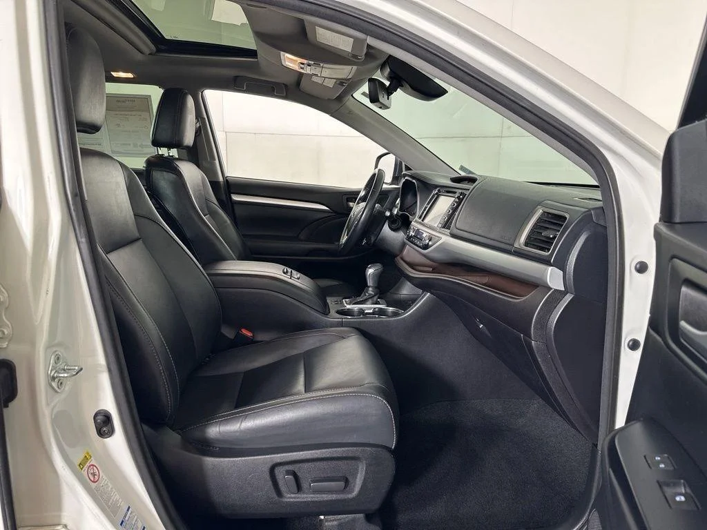 Used 2017 Blizzard Pearl Toyota XLE image 7