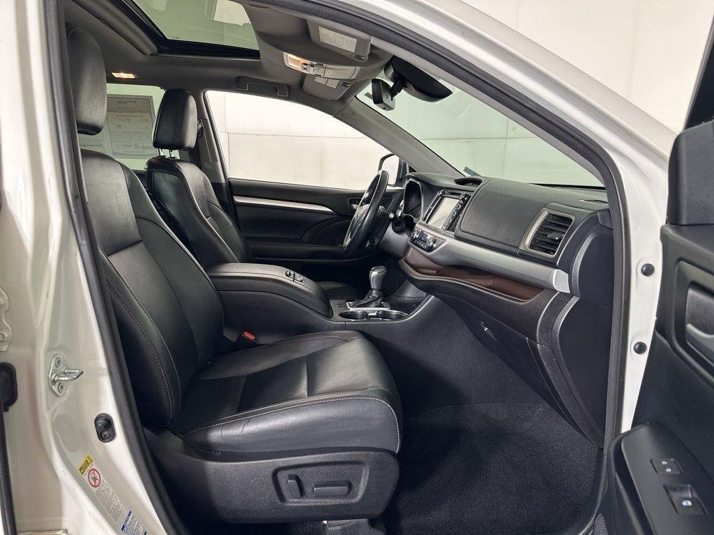 Used 2017 Blizzard Pearl Toyota XLE image 7