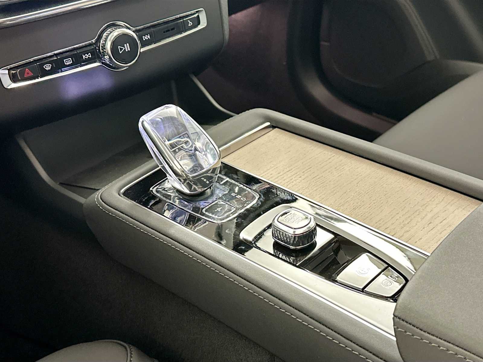 2025 Volvo XC90 Plus - Photo 16
