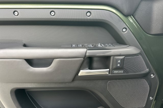 New 2026 Woolstone Green Land Rover X-Dynamic SE image 10