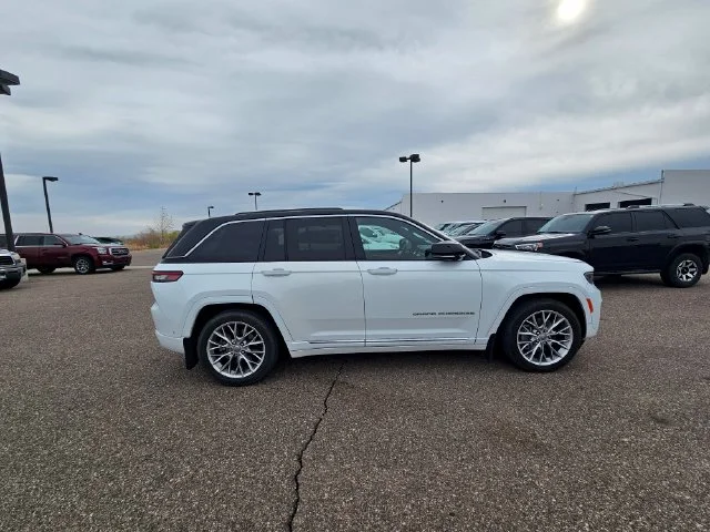 Used 2023  Jeep Summit image 7