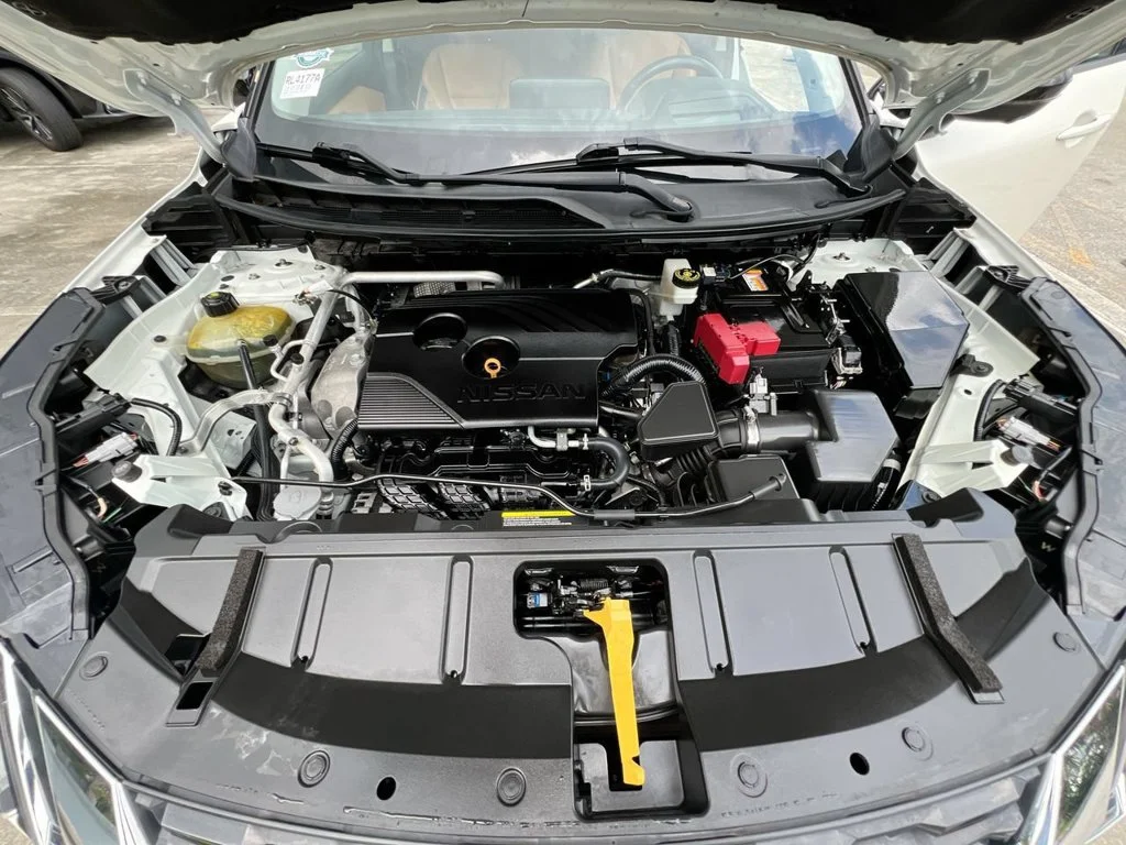 Used 2021 Pearl White Nissan Platinum image 10