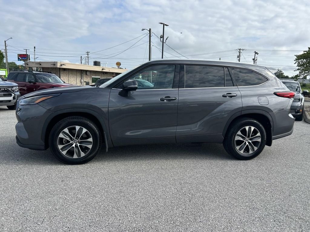 Certified Used 2022 Magnetic Gray Metallic Toyota XLE image 6