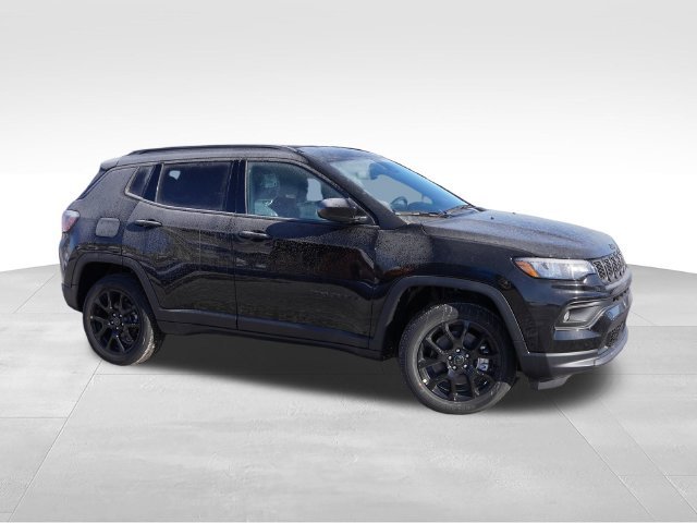 New 2026 Diamond Black Crystal Pearl-Coat Exterior Paint Jeep Altitude Special Edition image 2