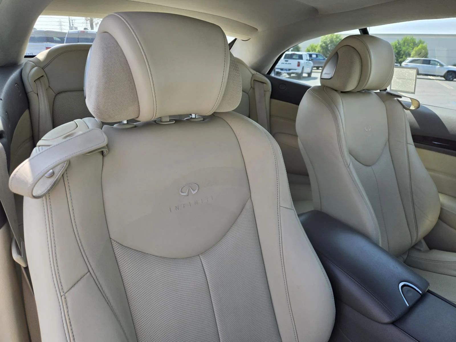 Used 2011 Moonlight White INFINITI 2dr Base image 30