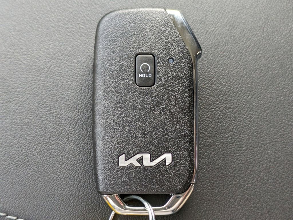 New 2024 Snow White Pearl Kia SX image 32