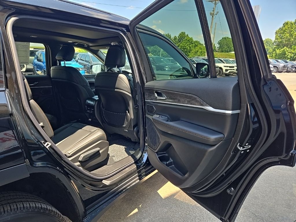New 2026 Diamond Black Crystal Pearl-Coat Exterior Paint Jeep  image 87