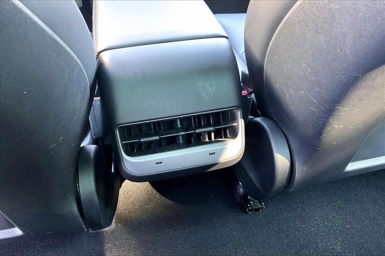Used 2023  Tesla Base image 18