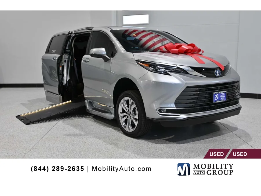 2024 Toyota Sienna Platinum 7-Passenger Hybrid FWD's photo