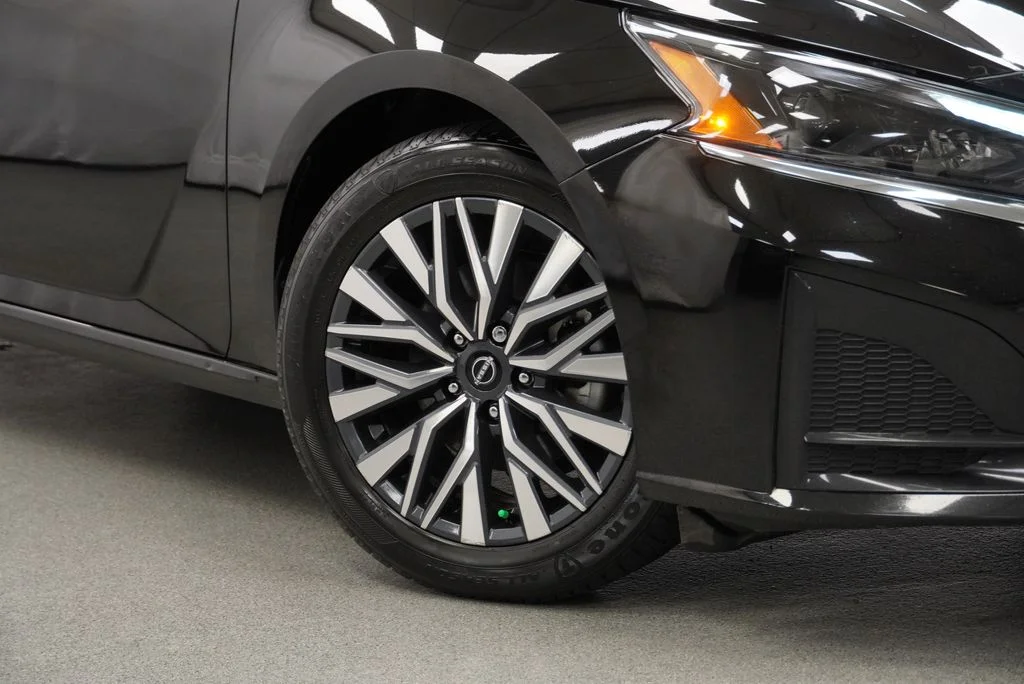 Used 2025 Black Nissan 2.5 SV image 8