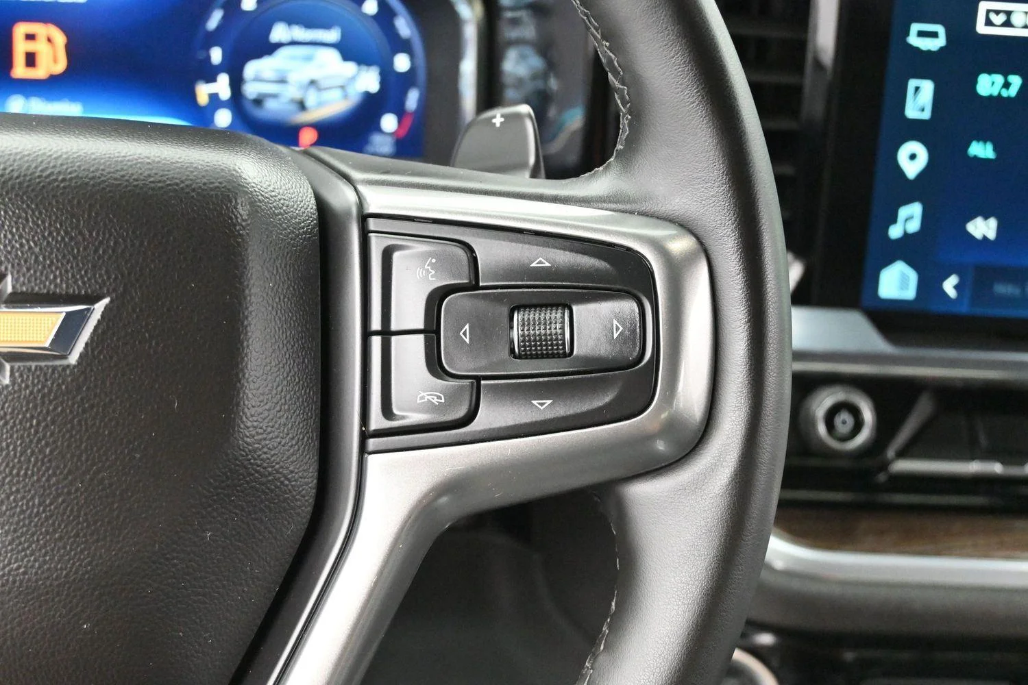 Used 2025 Summit White Chevrolet LT image 16