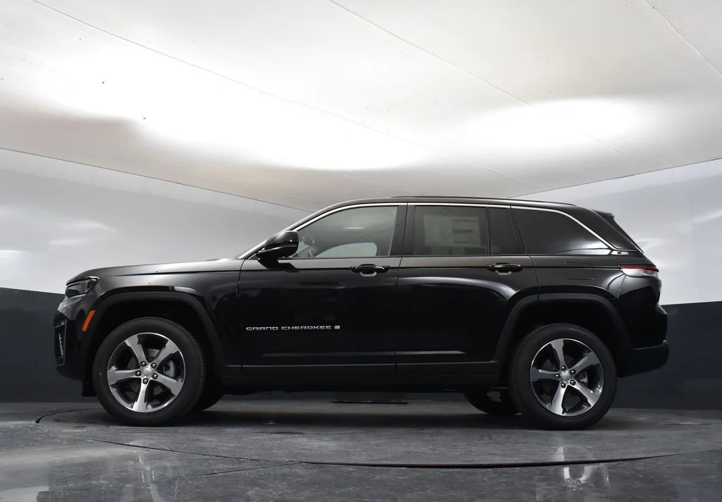 New 2026 Diamond Black Crystal Pearlcoat Jeep Limited image 29