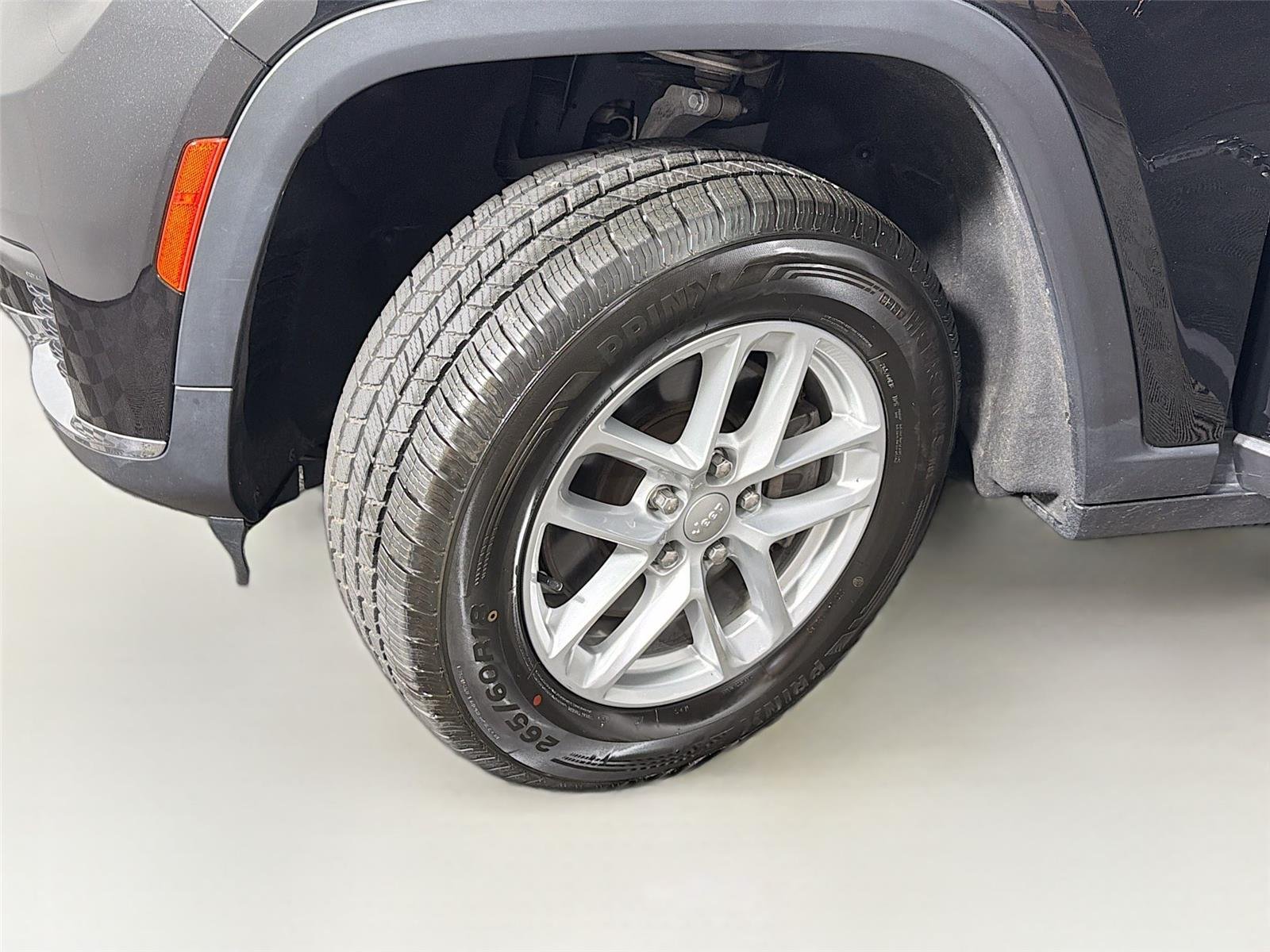 Used 2023  Jeep Laredo image 37