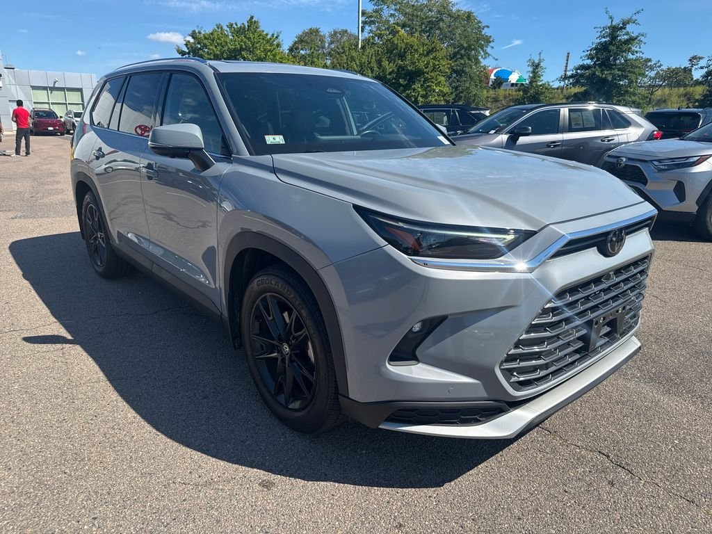 Used 2025  Toyota MAX Limited image 9