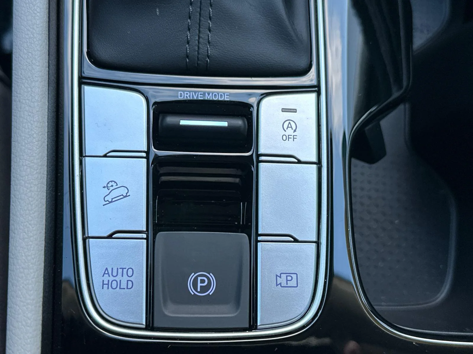 New 2025 Phantom Black Hyundai SEL image 25