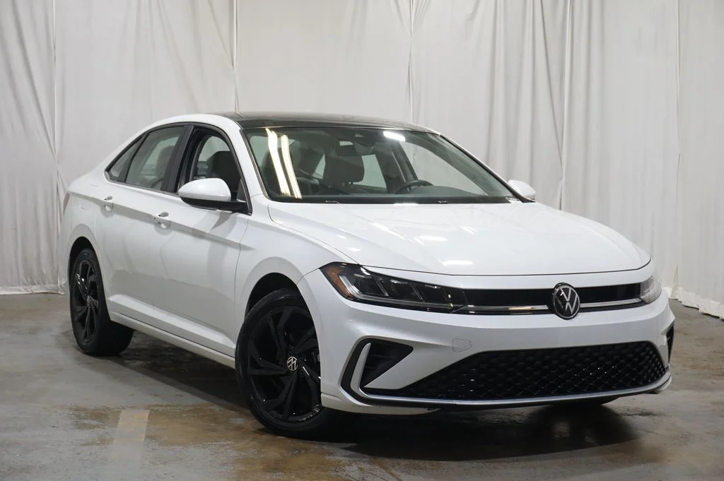 Certified Used 2025 White Volkswagen 1.5T SE image 2