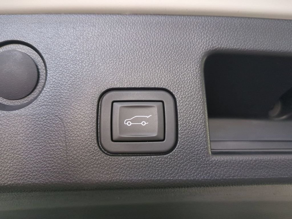 Used 2025 White Chevrolet LT image 15