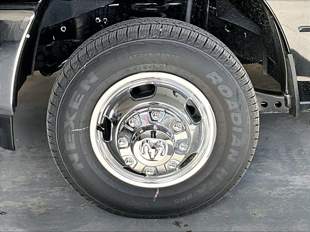 New 2026 Diamond Black Crystal Pearl-Coat Exterior Paint RAM Tradesman image 8