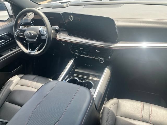 Used 2025 Iridescent Pearl Tricoat Chevrolet RST image 18