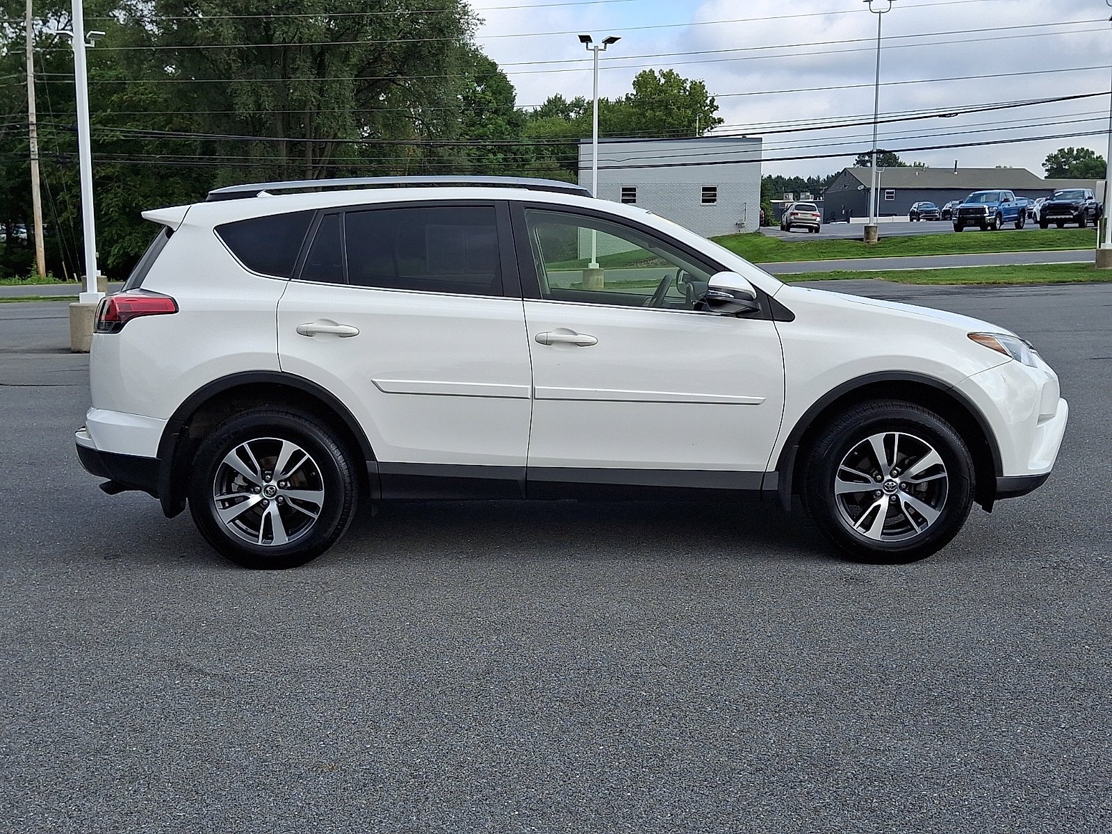 Used 2018 Super White Toyota XLE image 8