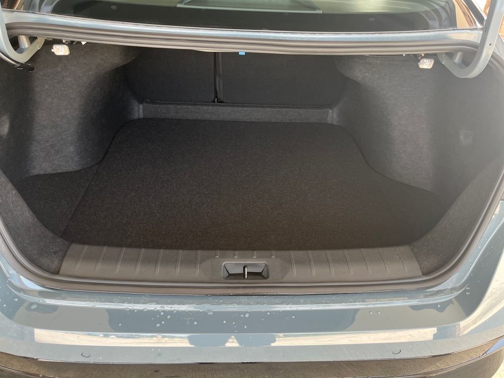 New 2026 Atlantic Gray Metallic / Super Black Two-tone Nissan SR image 27
