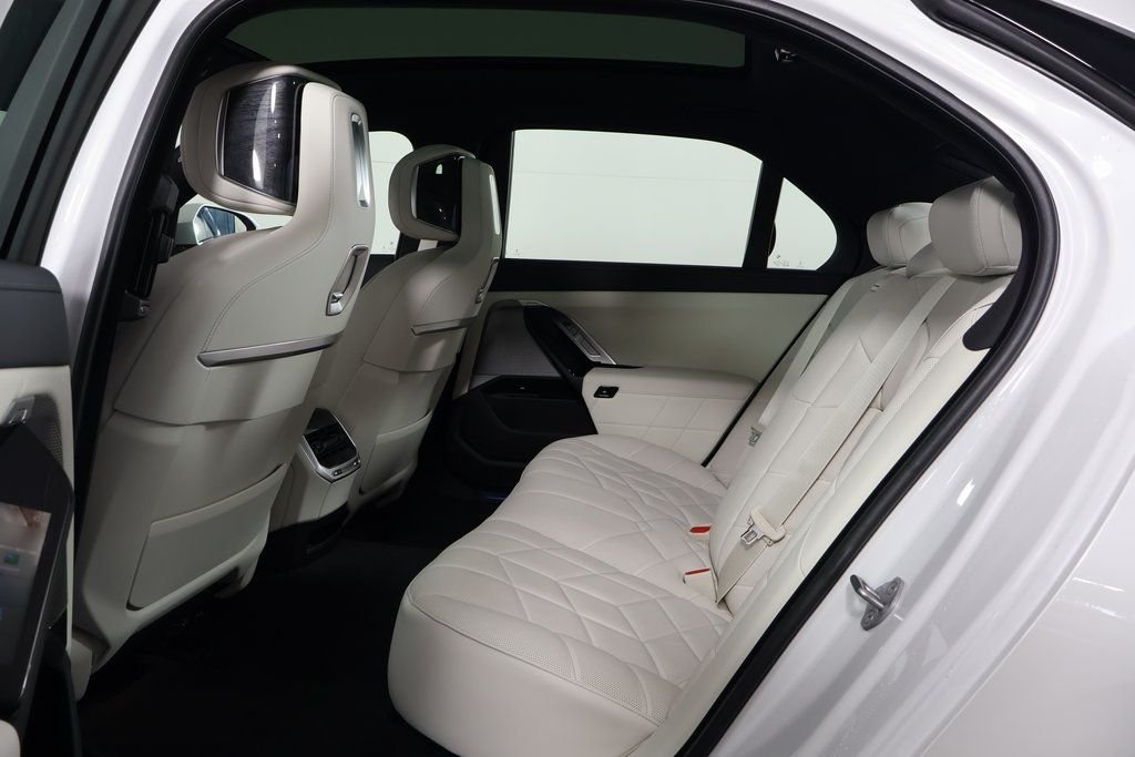 2026 BMW 7 Series 750e - Photo 6