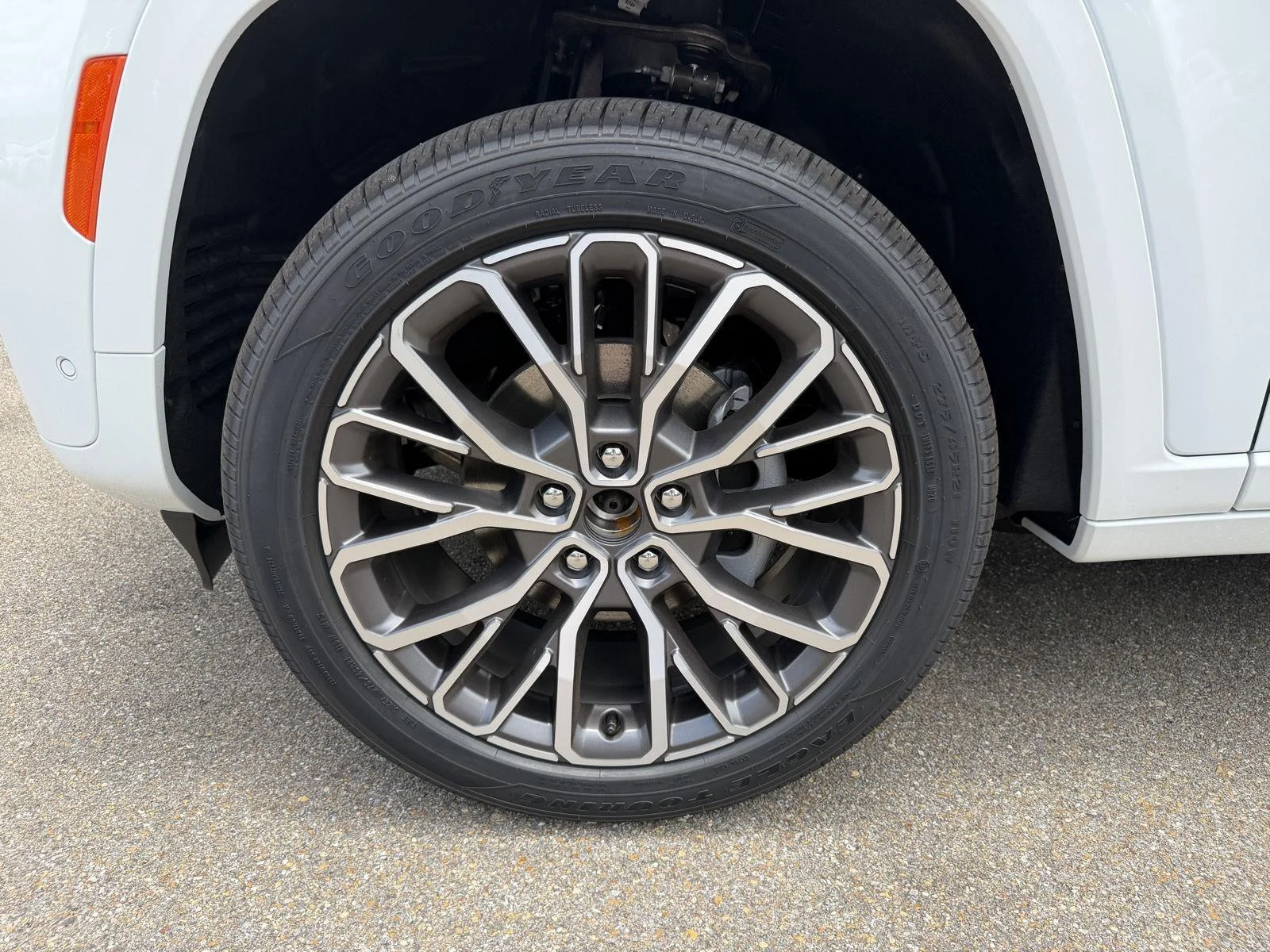 New 2026 Bright White Clear-Coat Exterior Paint Jeep Summit image 25