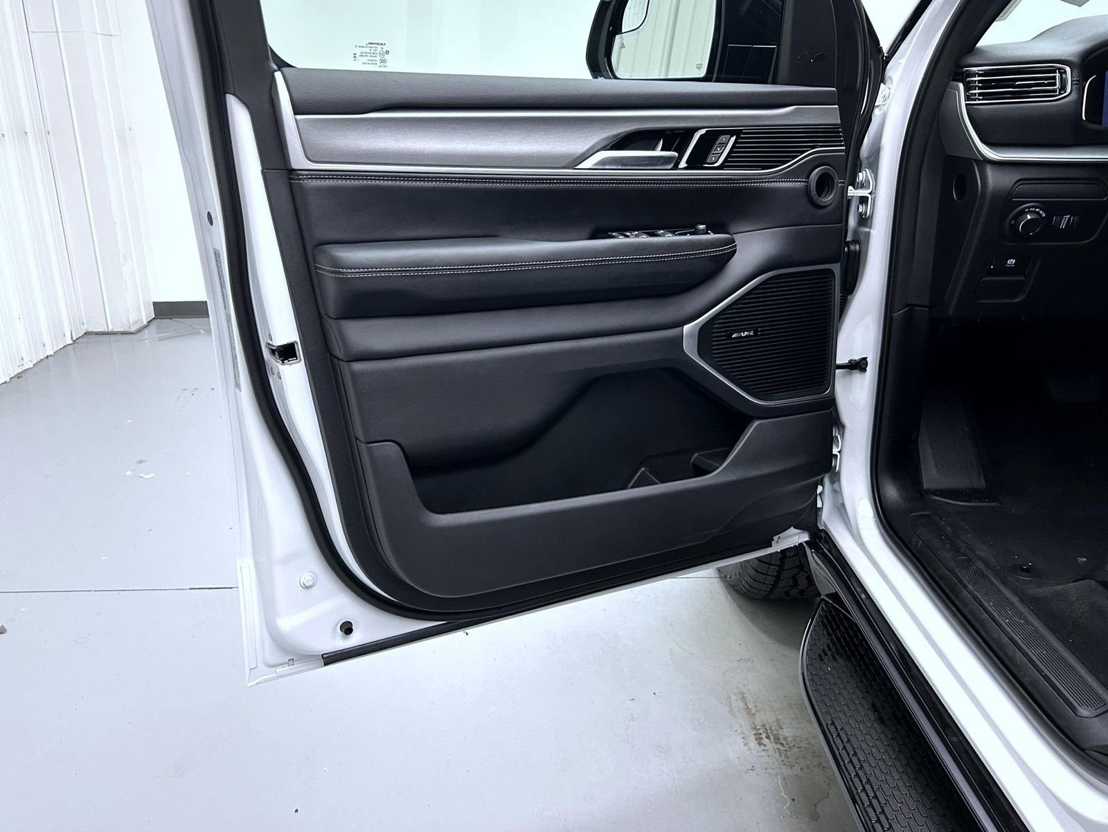 New 2026 Bright White Clear-Coat Exterior Paint Jeep Upland image 9