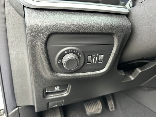 New 2026 Bright White Clear-Coat Exterior Paint Jeep Laredo Altitude image 33