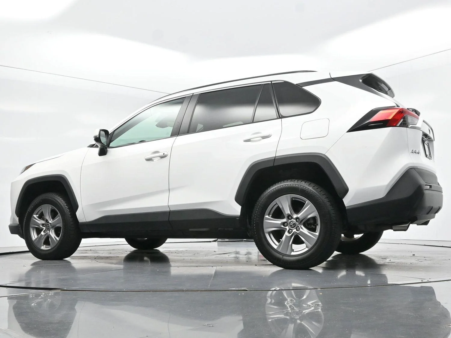 Used 2022 White Toyota XLE image 46