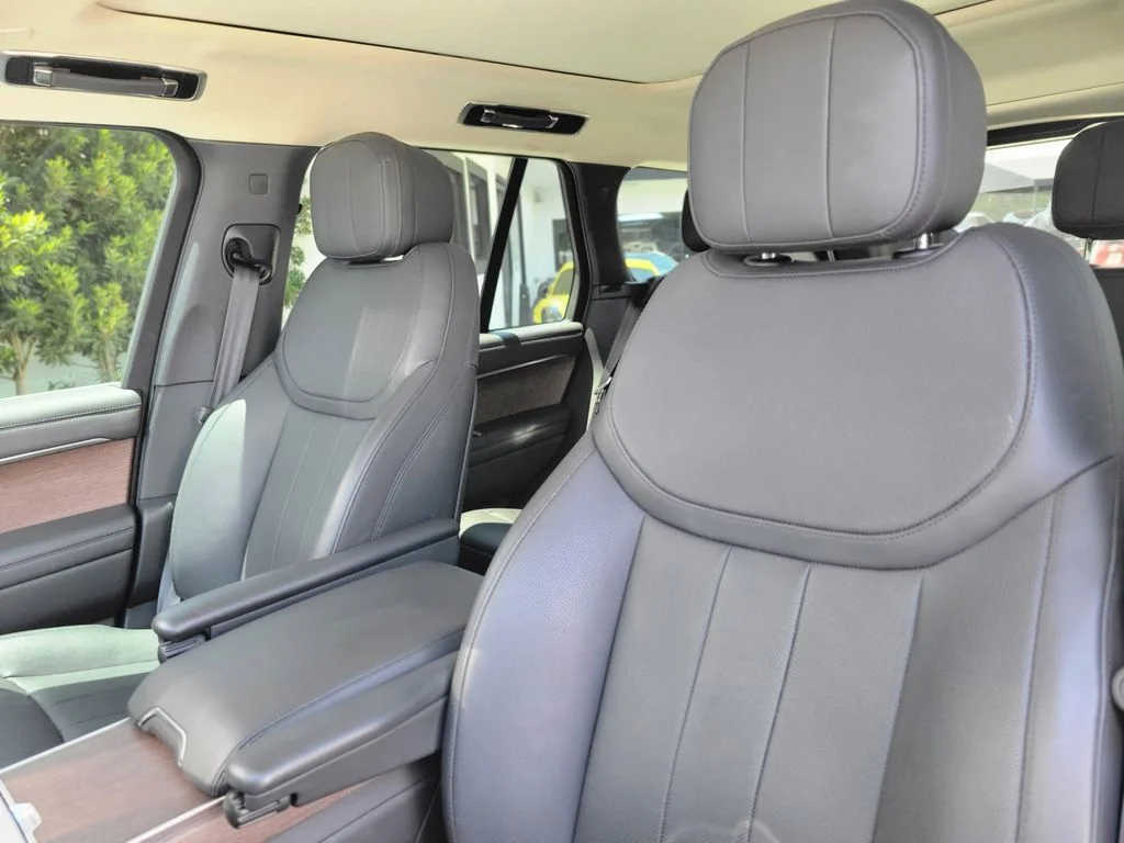 Used 2024 White Land Rover SE image 16