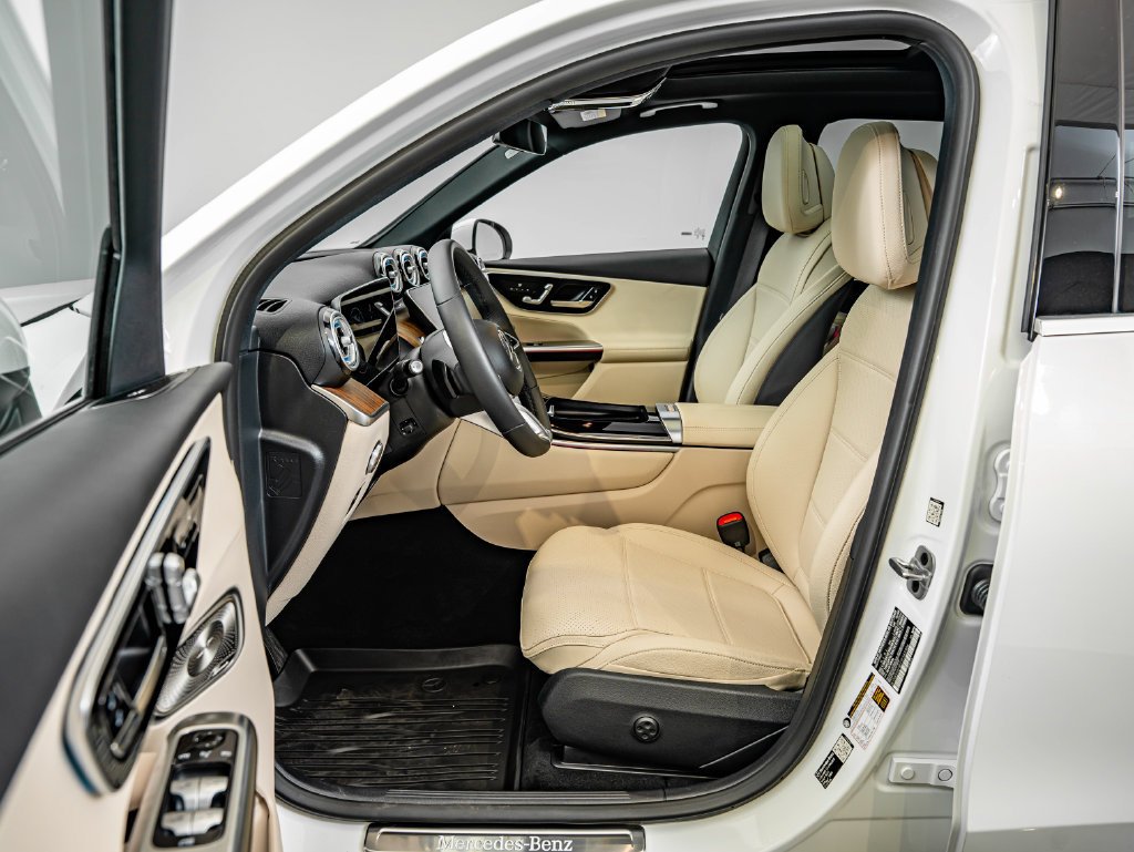 Used 2026 Polar White Mercedes-Benz GLC 300 image 32